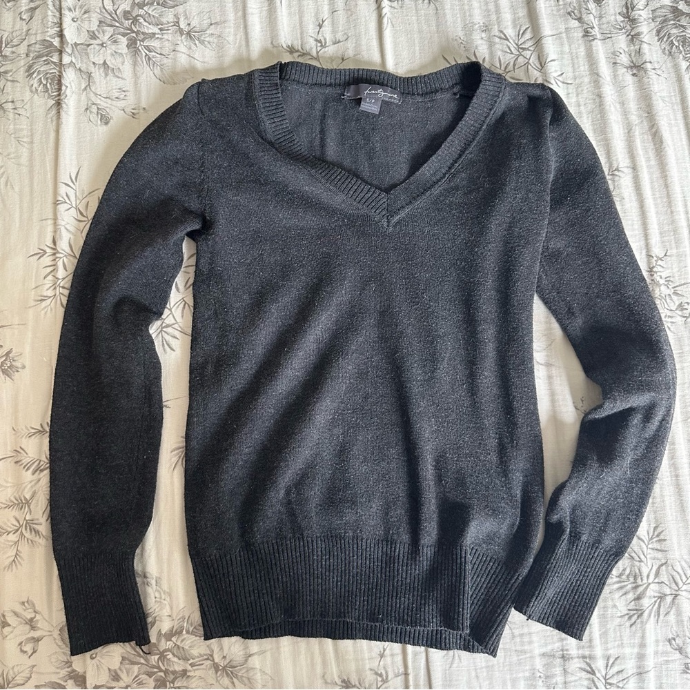 Forever 21 gray v-neck sweater | size small